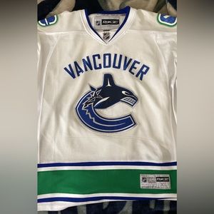 Vancouver Canucks jersey of Roberto Luongo in xl.